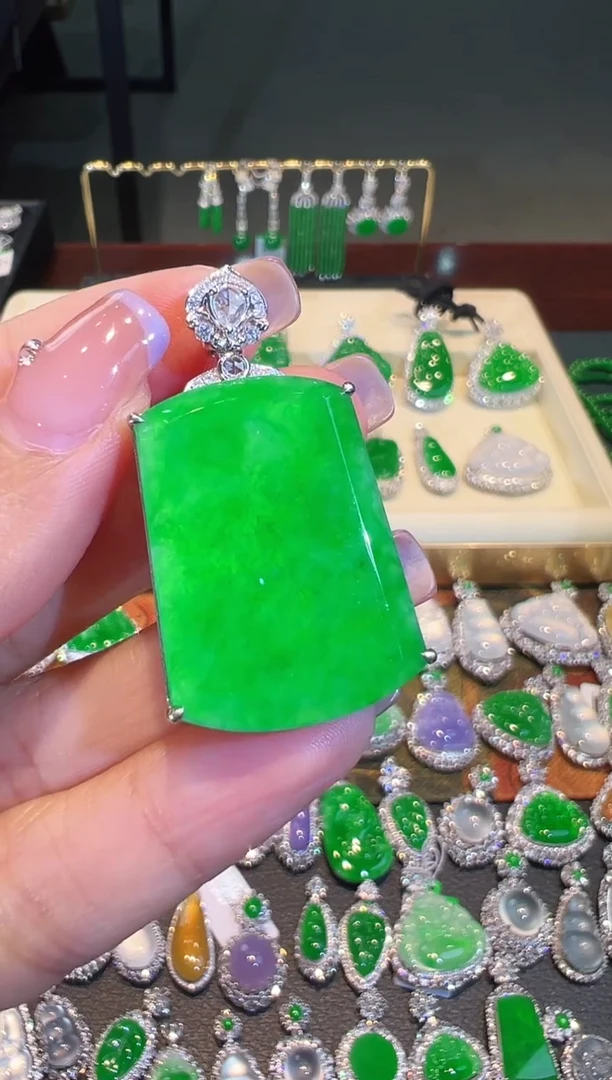 【闪购商品】翡翠吊坠(不含链)18K金镶嵌翡翠