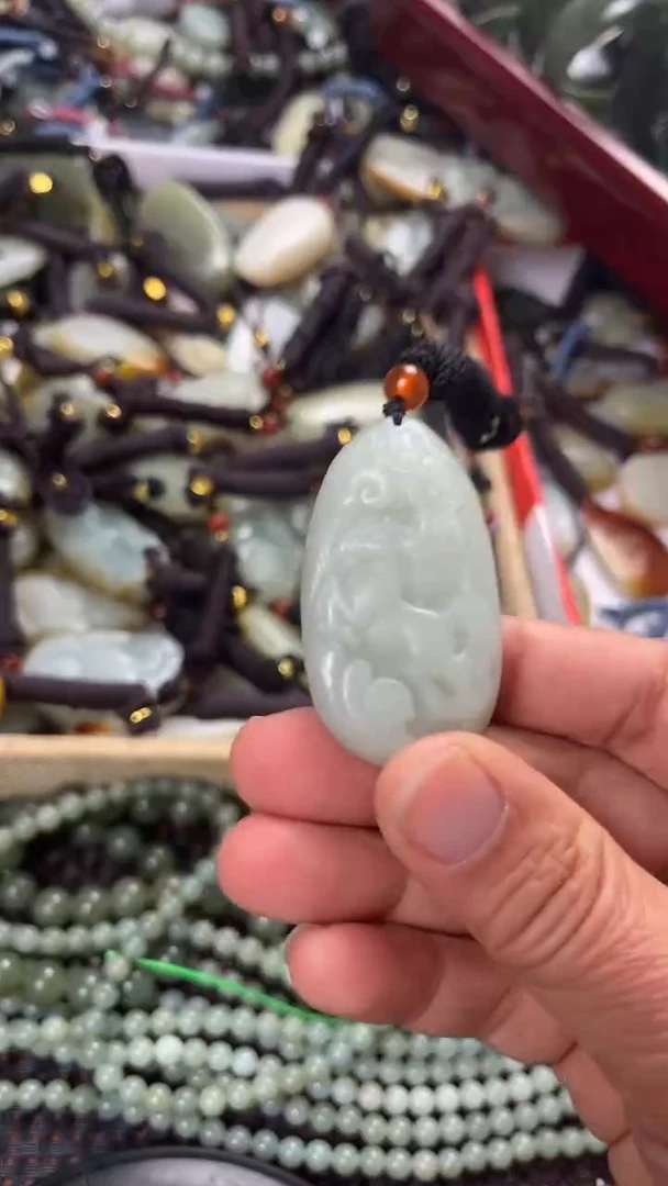 【闪购商品】和田玉颈饰未镶嵌多样性发货没有证书，拍一发一.有瑕