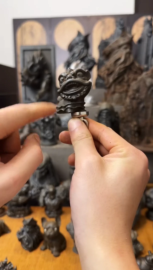 铁实心铁艺摆件~~有尾巴小舞狮（锈色）