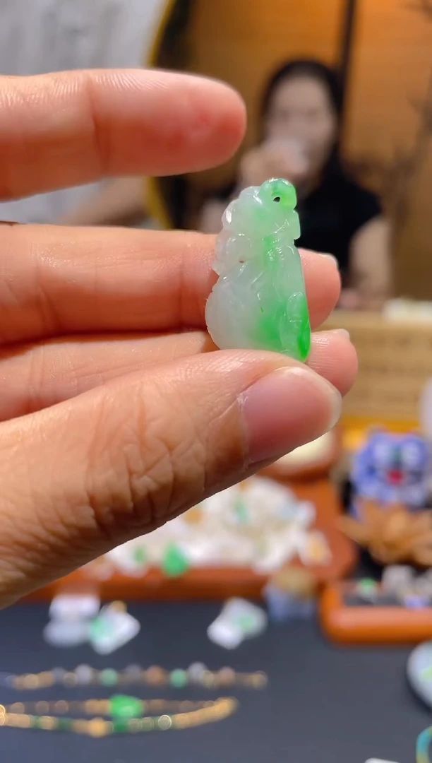 翡翠未镶嵌颈饰假一赔三