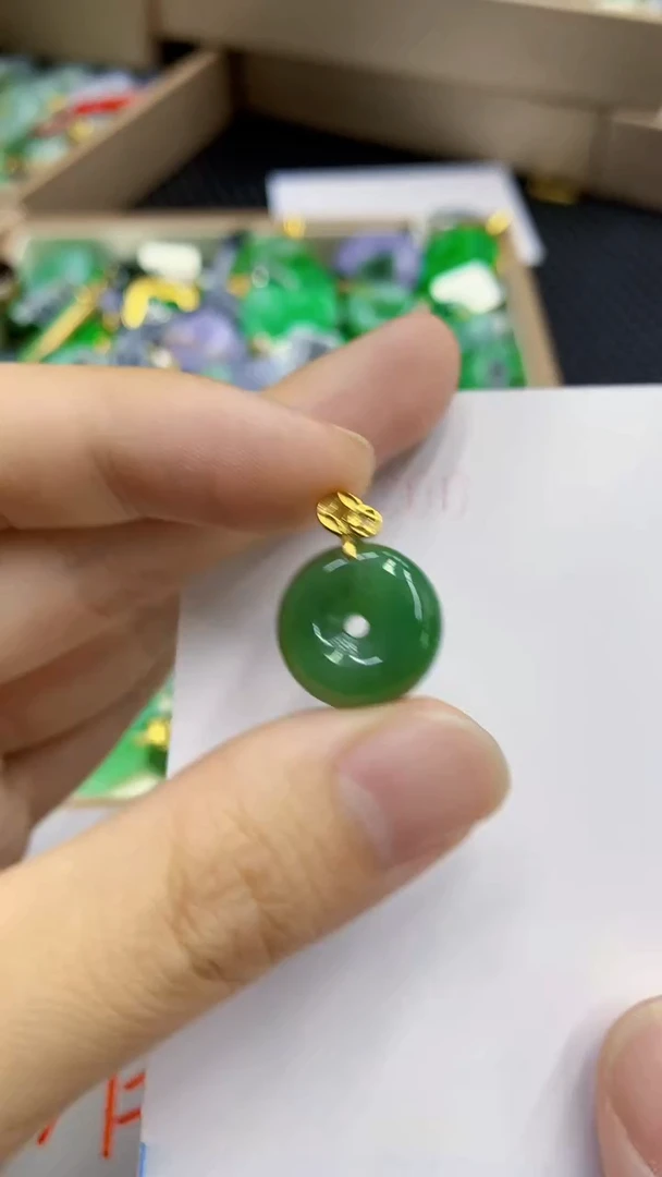 翡翠未镶嵌颈饰             1