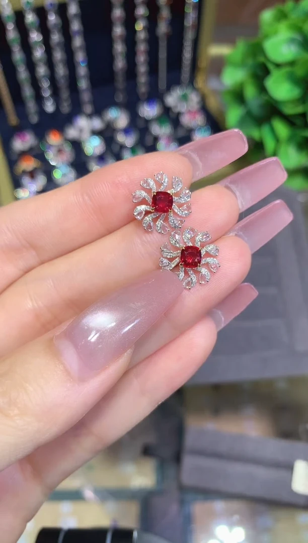 18K金镶嵌耳钉红宝石0.93CT