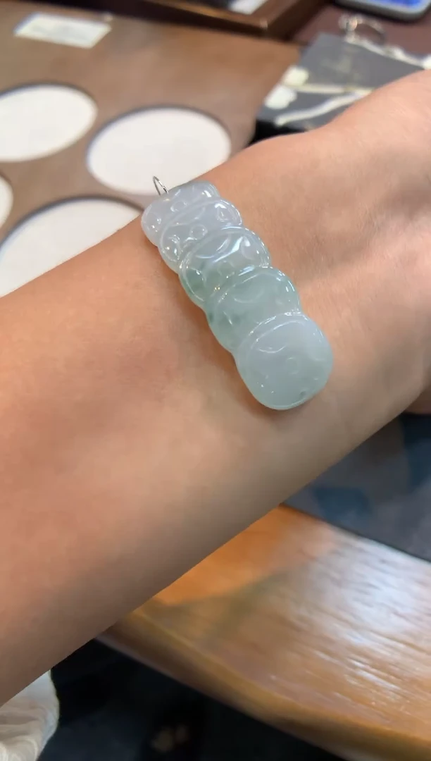 翡翠未镶嵌颈饰手牌