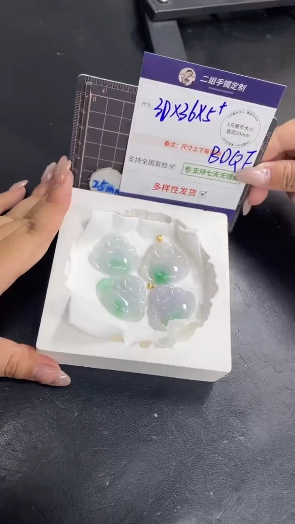 18K金镶嵌挂件翡翠白底青佛公多样性发其一CP19配绳