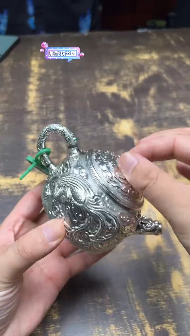 是****。呆坐雪花纹錾刻南红顶龙啸风吟德钟壶