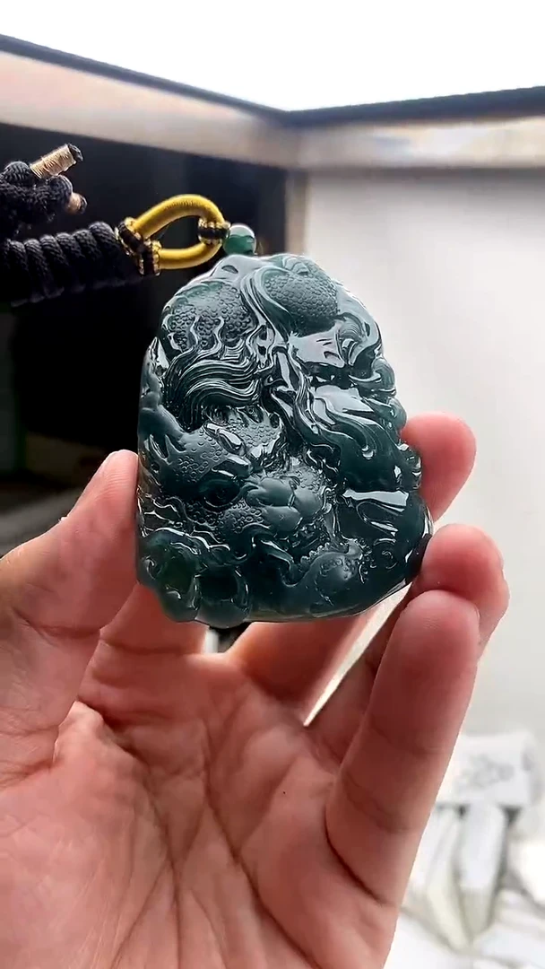 颈饰未镶嵌翡翠龙牌
