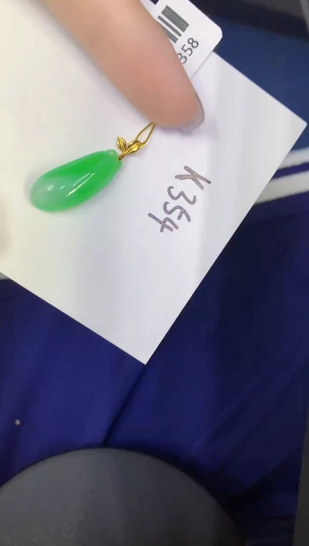 颈饰18K金镶嵌翡翠缅甸天然翡翠A货
