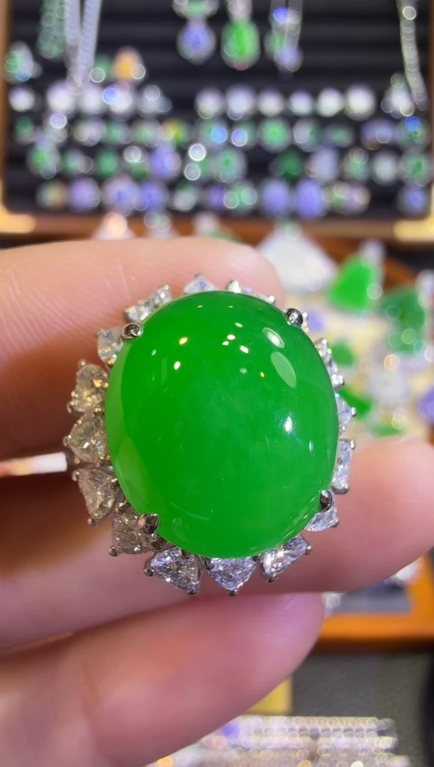翡翠戒指18K金镶嵌高冰正阳绿鸽子蛋戒指
