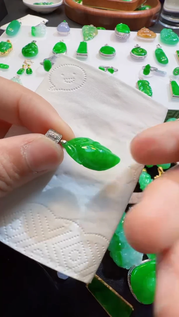 翡翠18K金镶嵌吊坠(不含链)兰花