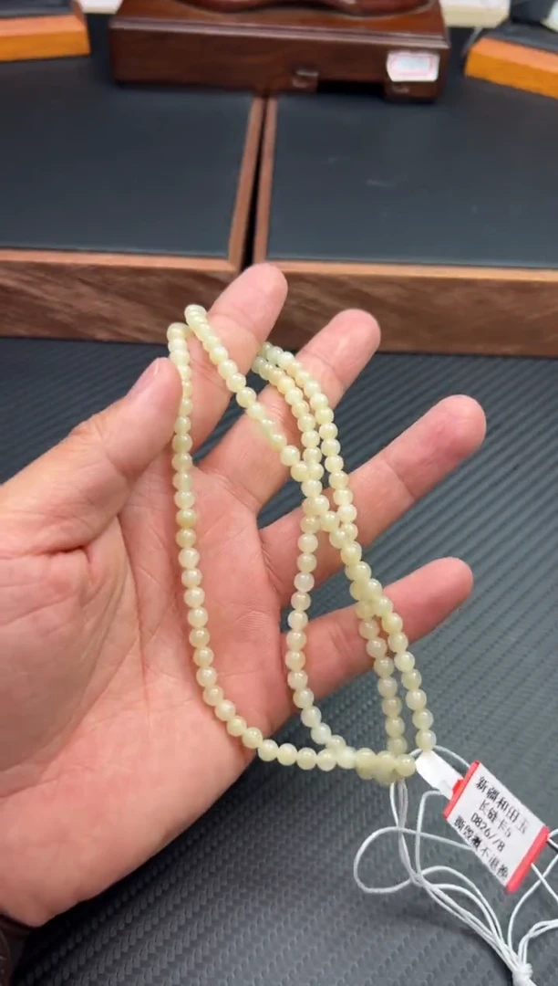 【闪购商品】和田玉吊坠(赠链)未镶嵌且末微色差卡5长串