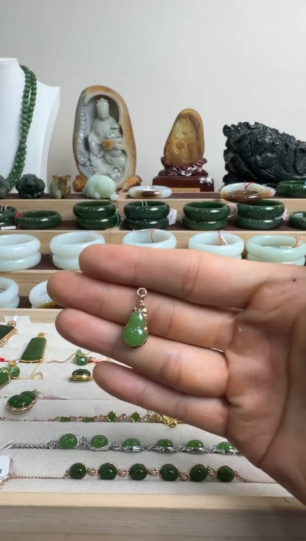 颈饰18K金镶嵌和田玉挂件