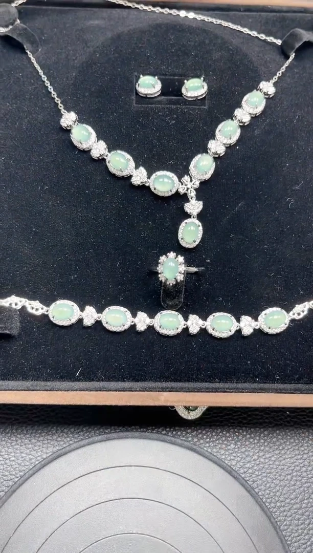 【闪购商品】翡翠颈饰未镶嵌 赠皮绳137