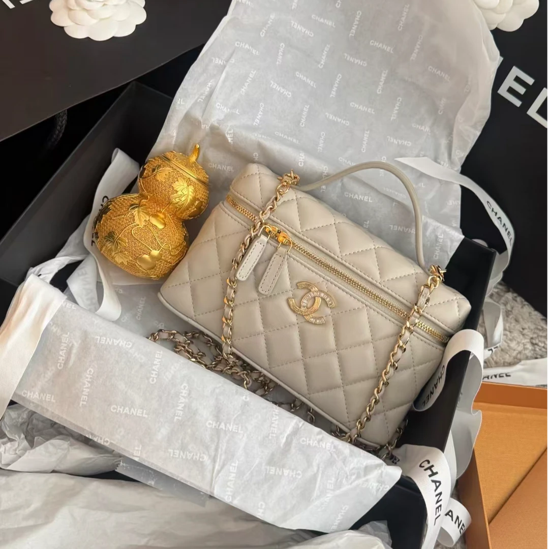 未使用 Chanel/香奈儿 25b 羊皮金扣 lp饭盒化妆盒 浅灰 鸳鸯扣