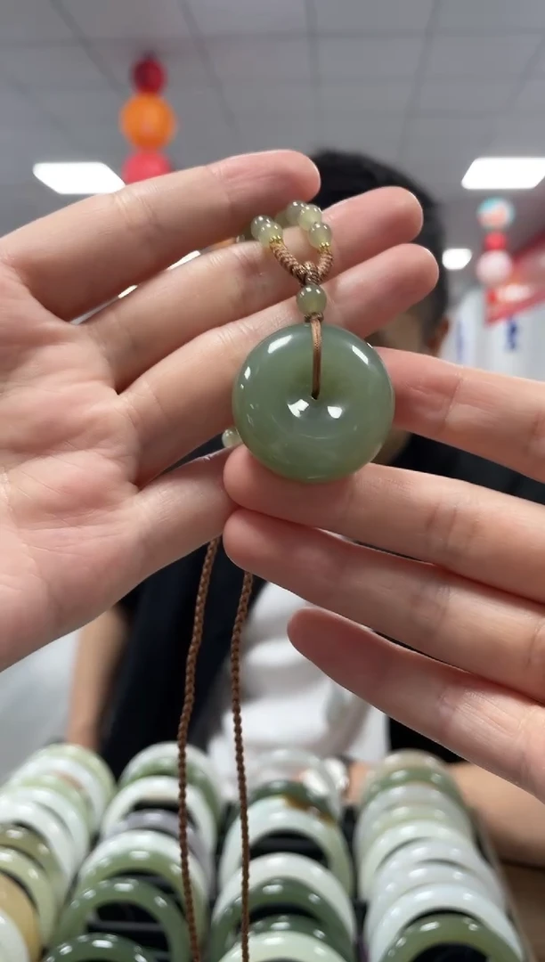 和田玉未镶嵌颈饰沙枣青平安扣吊坠一件