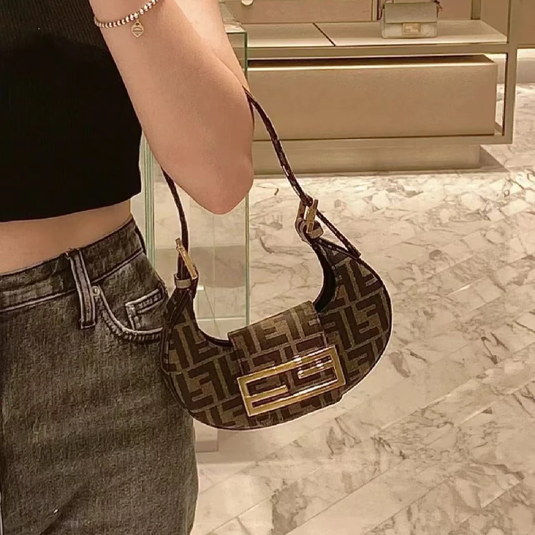 95新 FENDI/芬迪 坤球奢选 芬迪mini月牙手提包