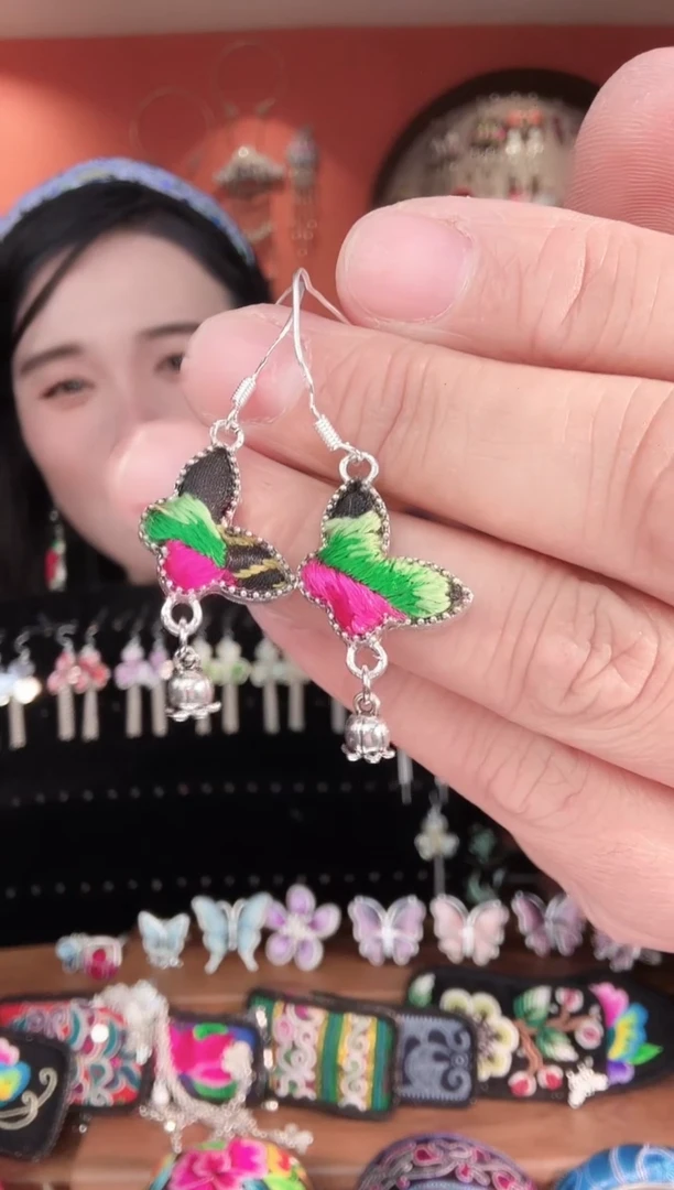 织绣非遗手工苗银苗绣饰品51