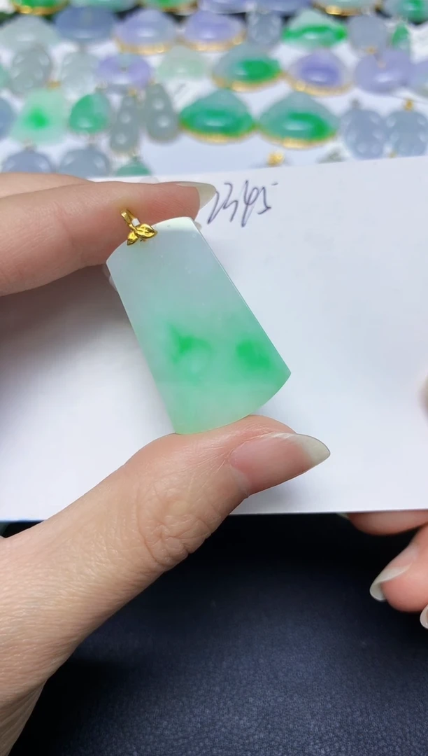 翡翠18K金镶嵌颈饰 天然缅甸翡翠A货