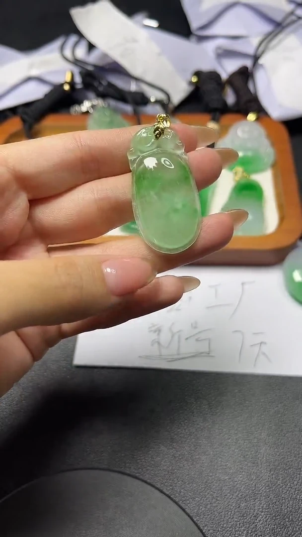 翡翠未镶嵌颈饰时尚女士精品吊坠