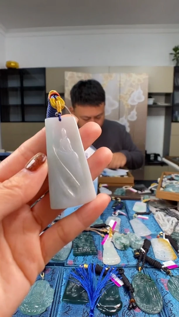 颈饰未镶嵌翡翠  多样性发其一