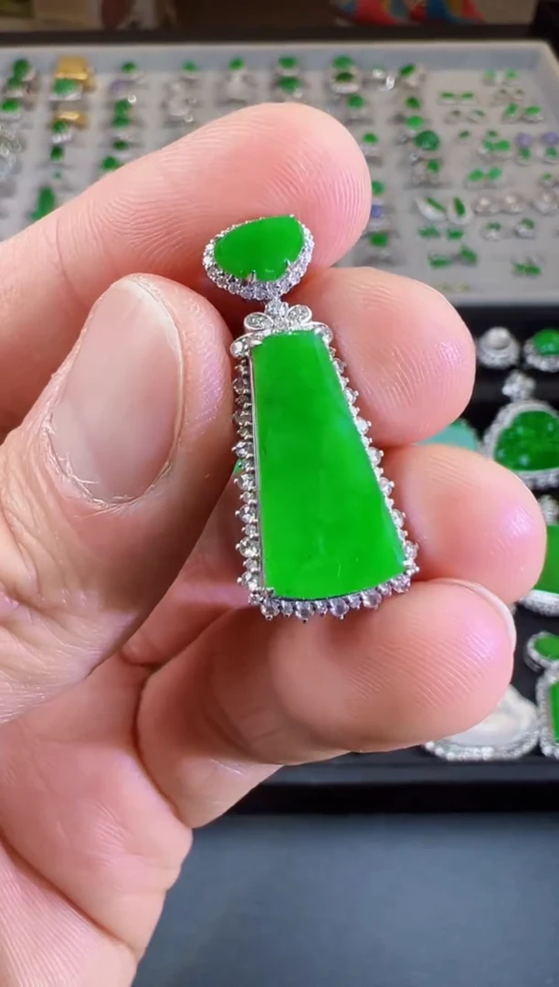 【闪购商品】翡翠吊坠(不含链)18K金镶嵌阳绿无事牌吊坠