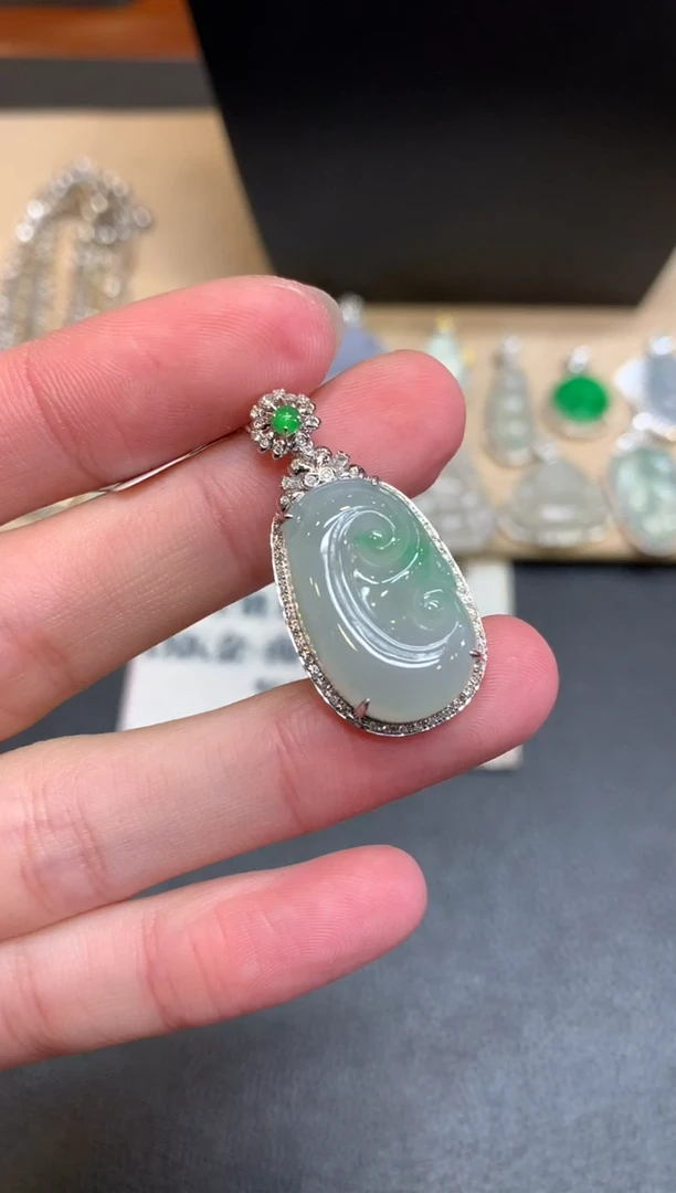 【闪购商品】翡翠颈饰18K金镶嵌如意【无服务费】