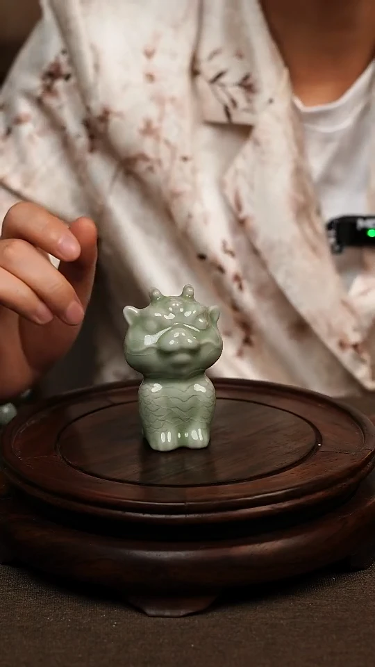 瓷片豆绿色茶宠龙猫微瑕不带礼盒