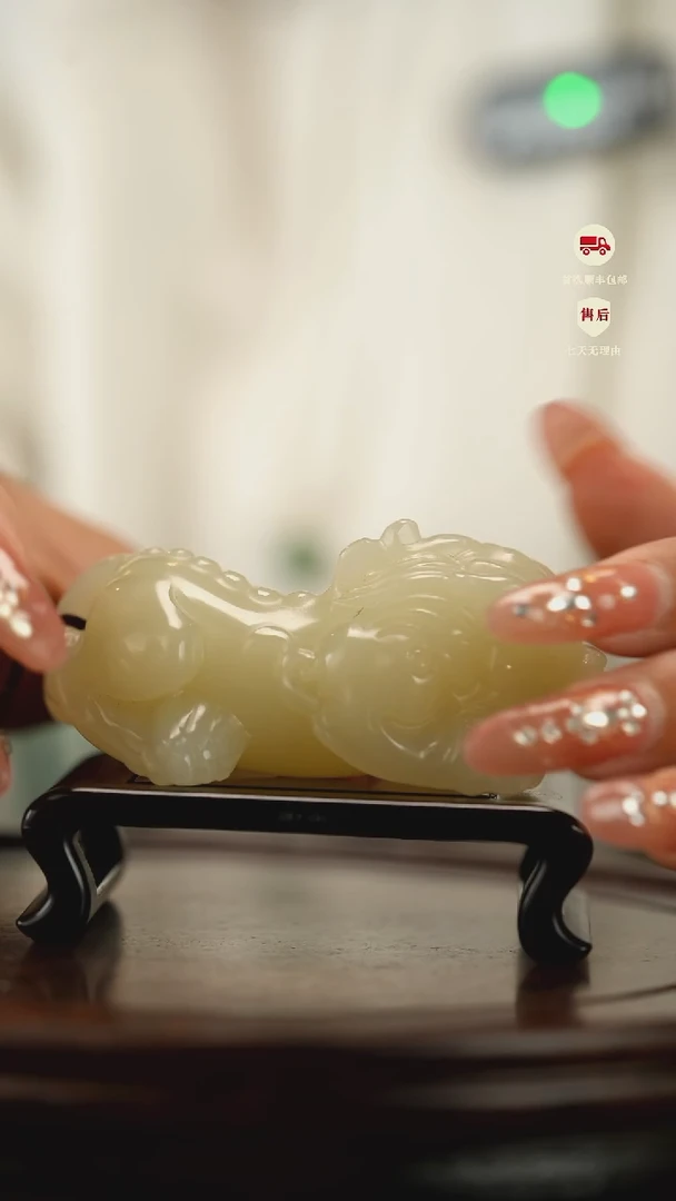 云南石竹叶青雕刻：吞金貔貅手把件摆件
