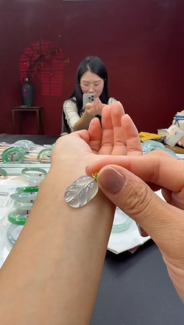 颈饰18K金镶嵌翡翠叶子