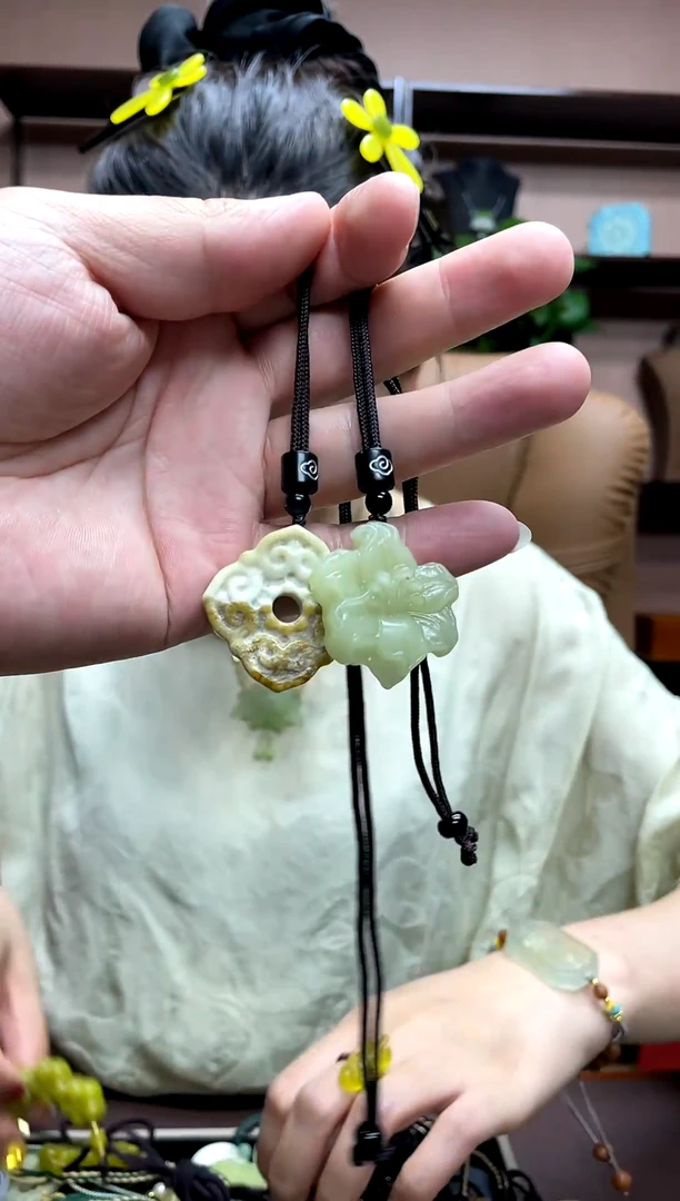 岫玉未镶嵌颈饰·