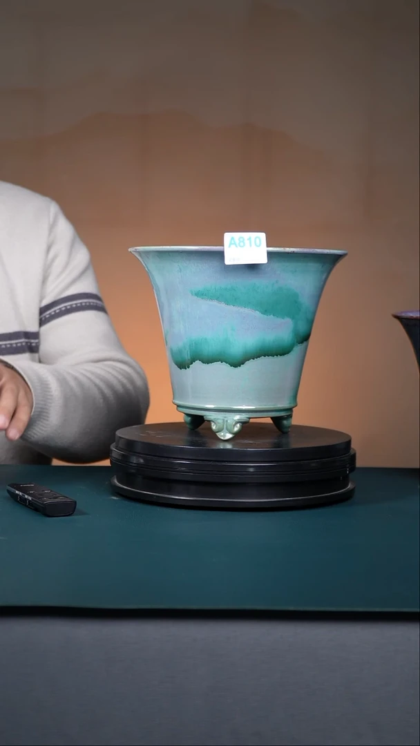 其他瓷小***。A810号青绿釉云足盆