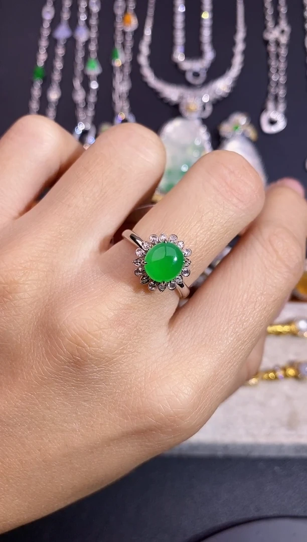 颈饰18K金镶嵌翡翠戒指