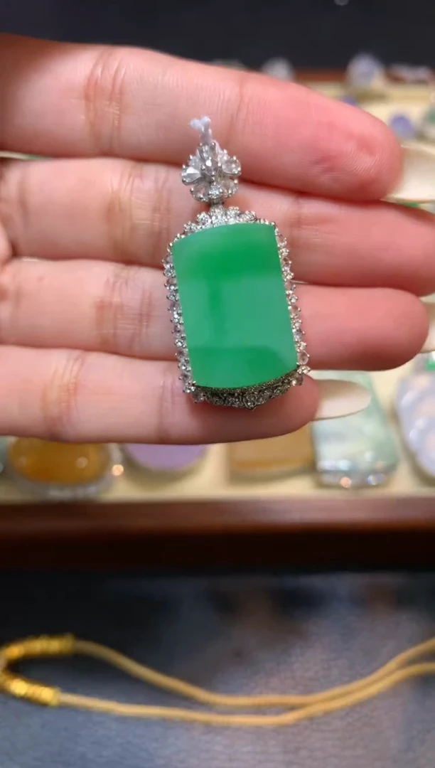 颈饰18K金镶嵌翡翠此****常1