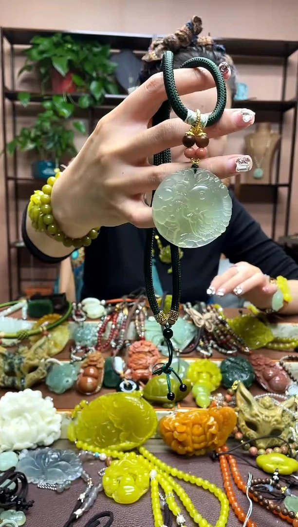 未镶嵌岫玉颈饰多样性发货发其中之一