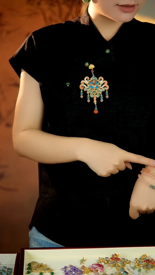 无非金属璎珞花压襟