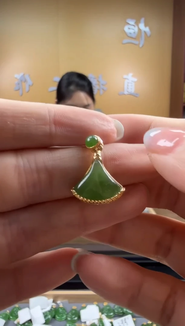 颈饰18K金镶嵌和田玉挂件（多样性发一）