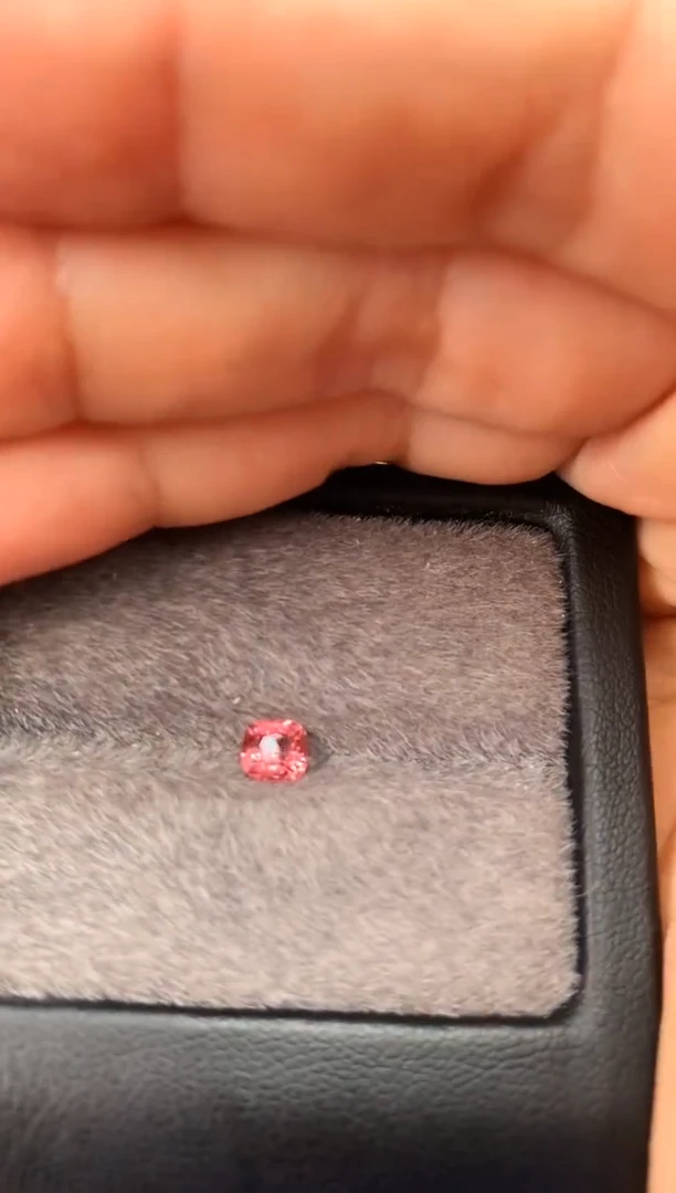 未镶嵌裸石定制尖晶石枕型 粉橙色调 0.52ct