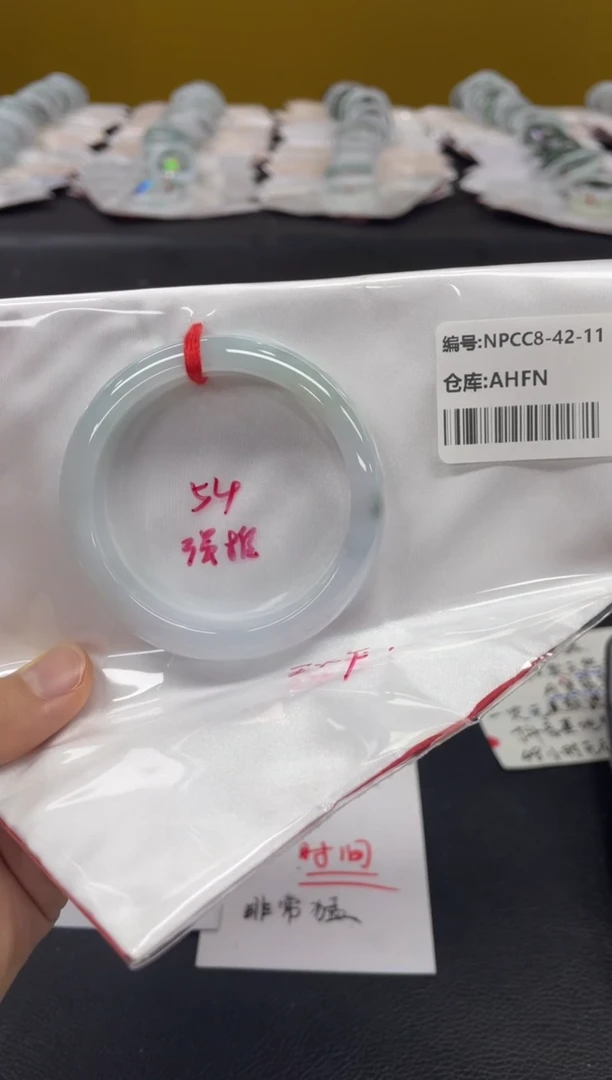 翡翠手镯未镶嵌翡翠手镯