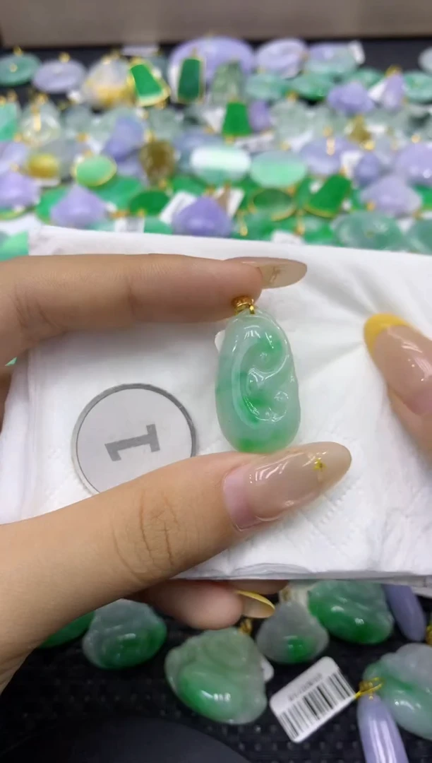颈饰18K金镶嵌翡翠天然缅甸翡翠A货