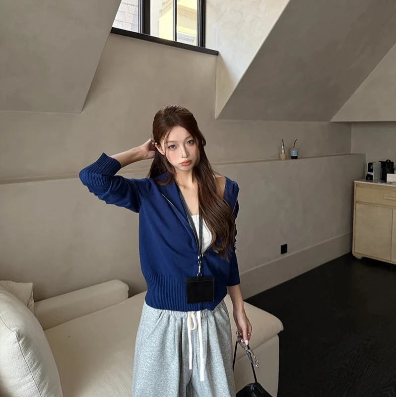 早秋时尚拉链连帽毛衣外套女秋冬季设计感短款上衣经典开衫简约