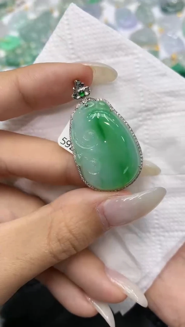 颈饰18K金镶嵌翡翠111111111111