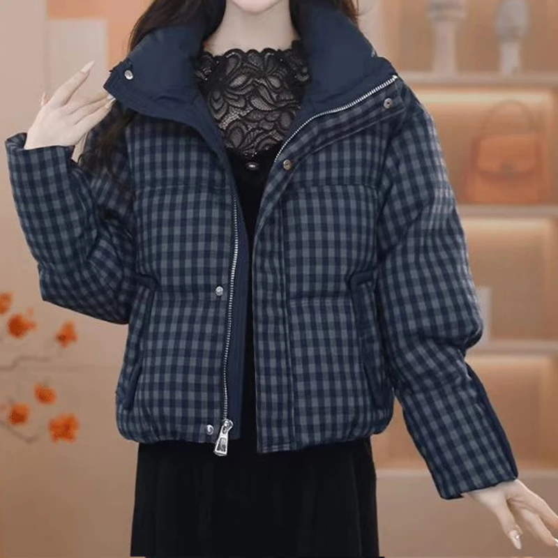 2025年冬季新款气质时尚百搭短款格子棉服宽松休闲通勤上衣外套女