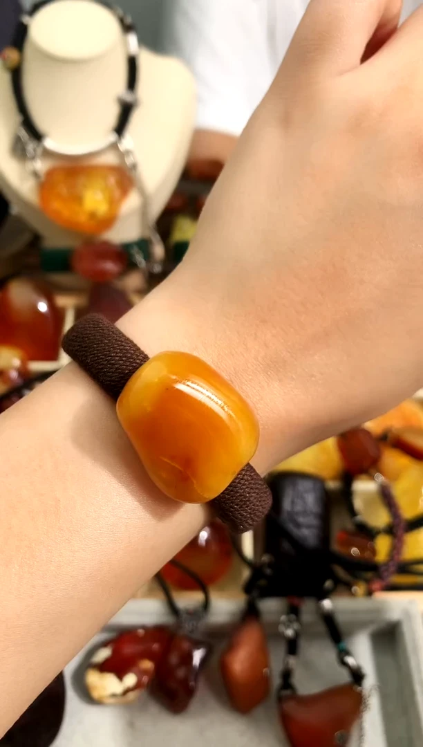 未镶嵌琥珀裸石似玉