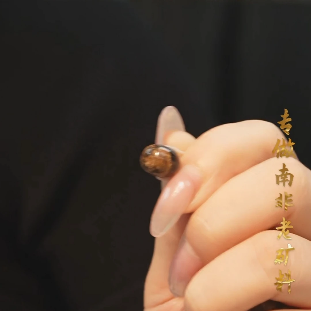 世间臻宝-抚顺琥珀翳王干白11MM+-吊坠/多样性发/P7906