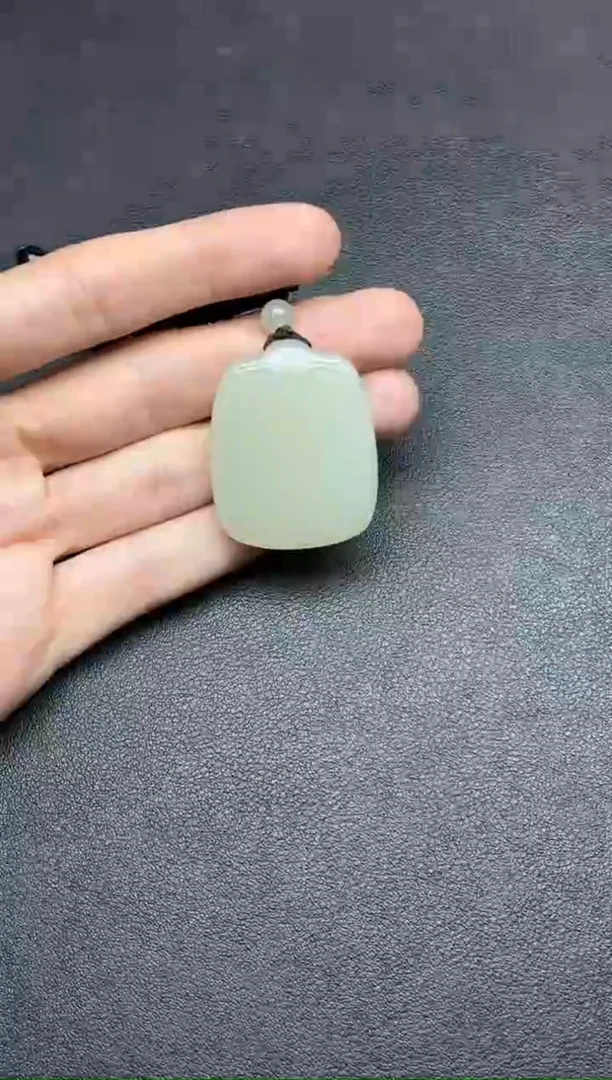 吊坠(赠链)未镶嵌和田玉且末微色差迪克兰一细吊坠