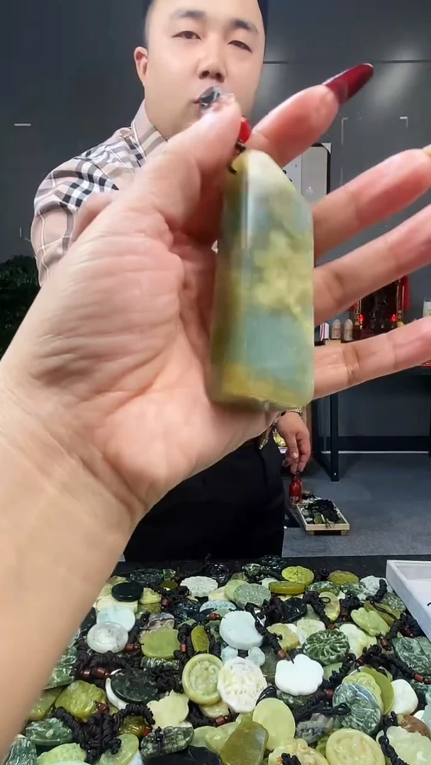 未镶嵌蛇纹石玉其他天然岫玉（多样性发其中之一）