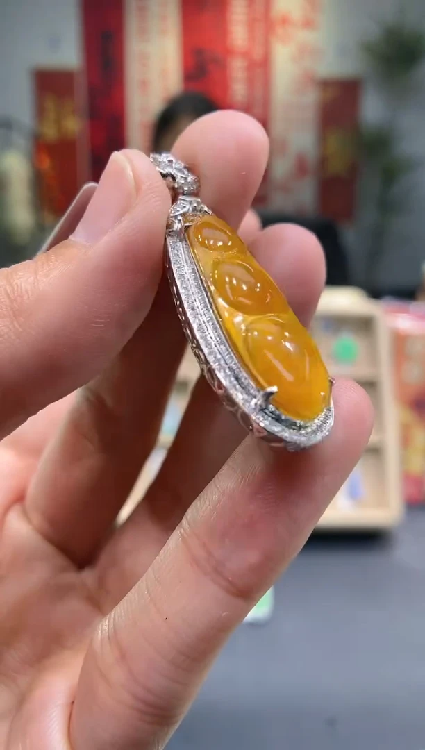 【闪购商品】翡翠吊坠(不含链)18K金镶嵌豆子