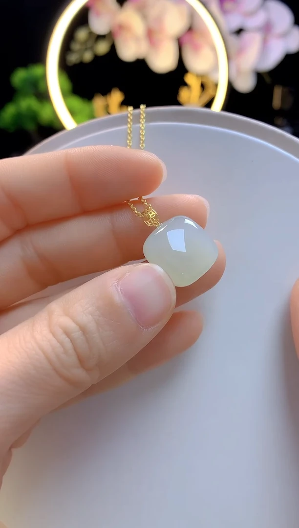 【闪购商品】和田玉吊坠18K金镶嵌冰晴小方糖