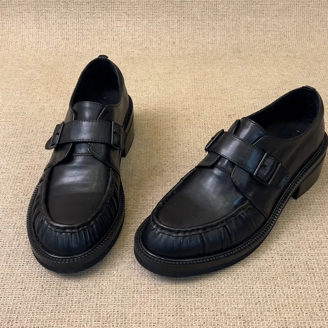 RubyL/5cm复古英伦风褶皱双扣带百搭舒适圆头深口粗跟单鞋女款