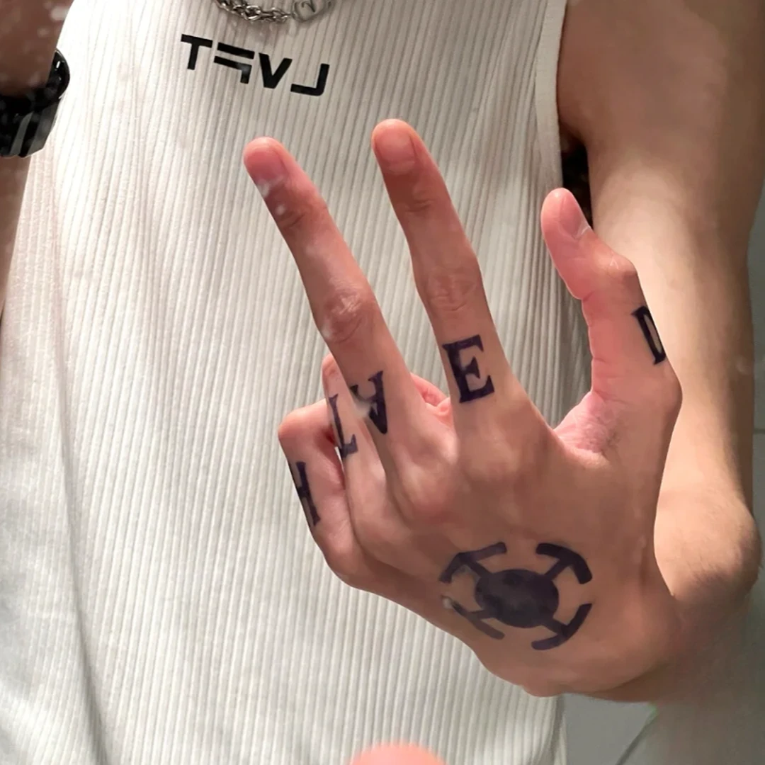 草本半永久海贼王特拉法加罗手背英文字母纹身贴防水持久不反光
