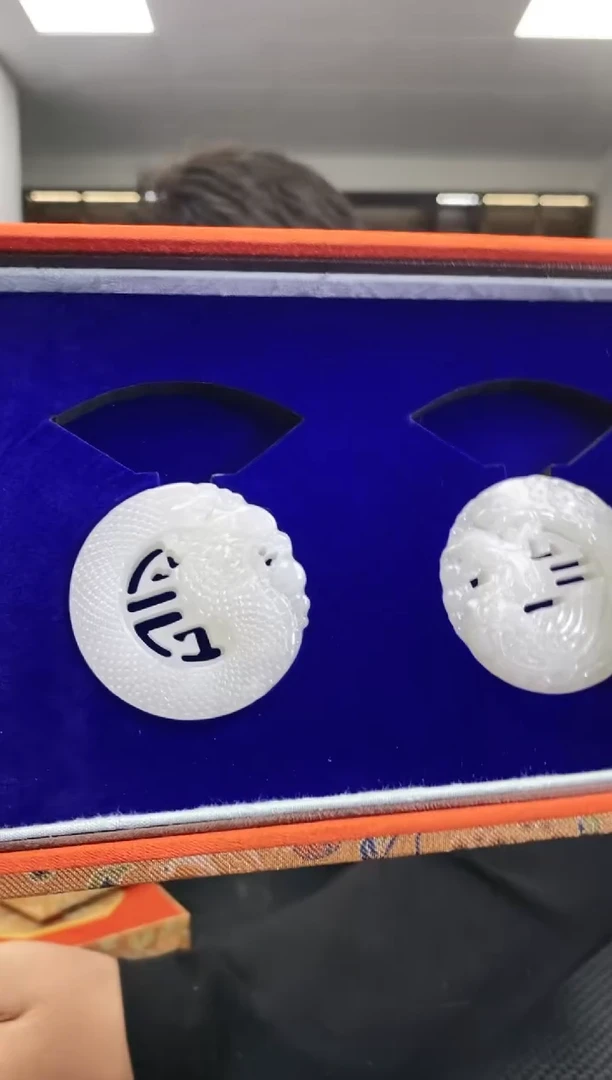 颈饰未镶嵌和田玉龙凤牌拍一发一对